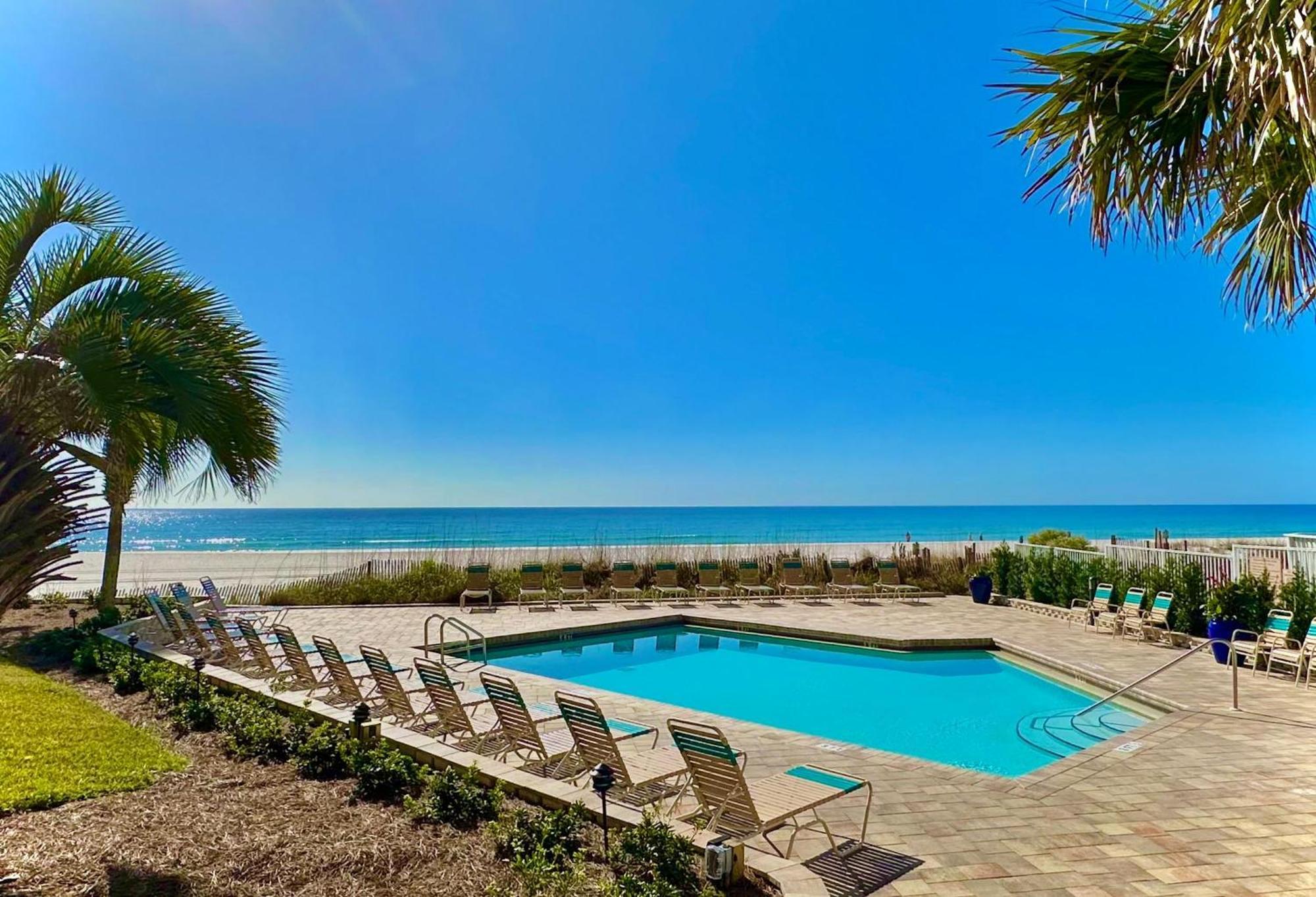 Pelican Walk 611